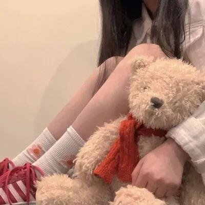 午夜下的刺花 海报